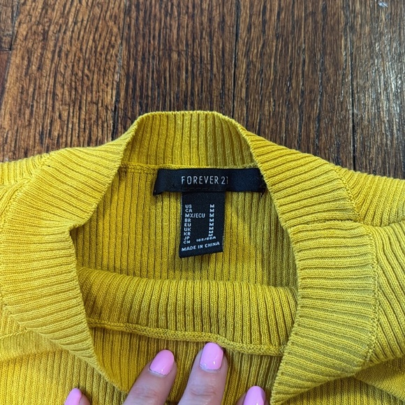 Forever 21 Ribbed Keyhole Top - Picture 6 of 6